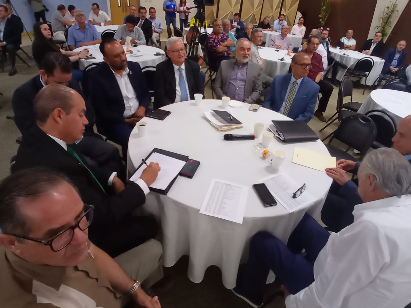 Instalan mesa directiva del colectivo Más Por Juárez.