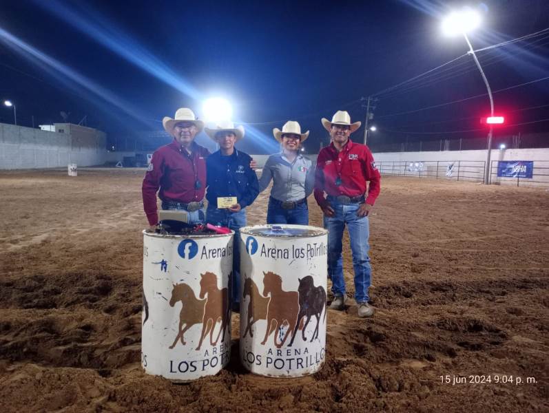 Melanie García gana la carrera de barriles