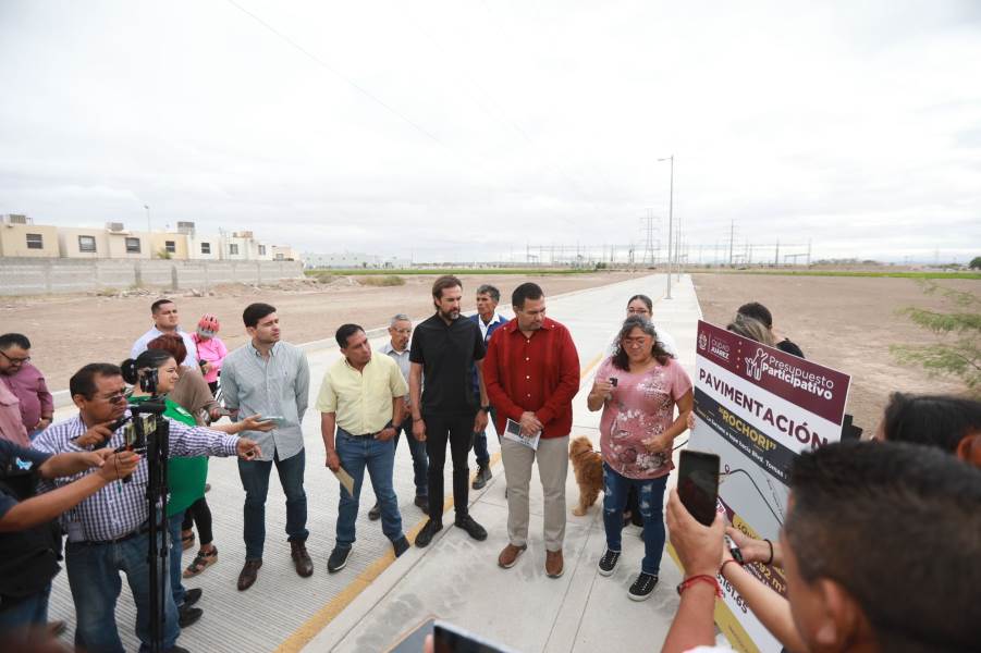 Entrega Alcalde pavimentación de la calle Rochorí