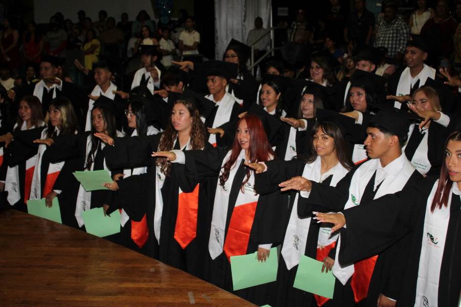 Egresan 170 jóvenes del CECyTECH 9 Lomas de Poleo en Ciudad Juárez