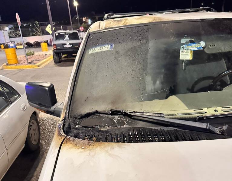 Lo sorprende queriendo incendiar un vehículo