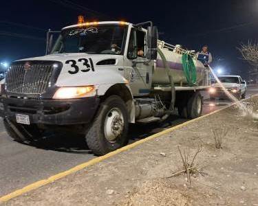 La JMAS riega en horario nocturno camellones del Juárez bus
