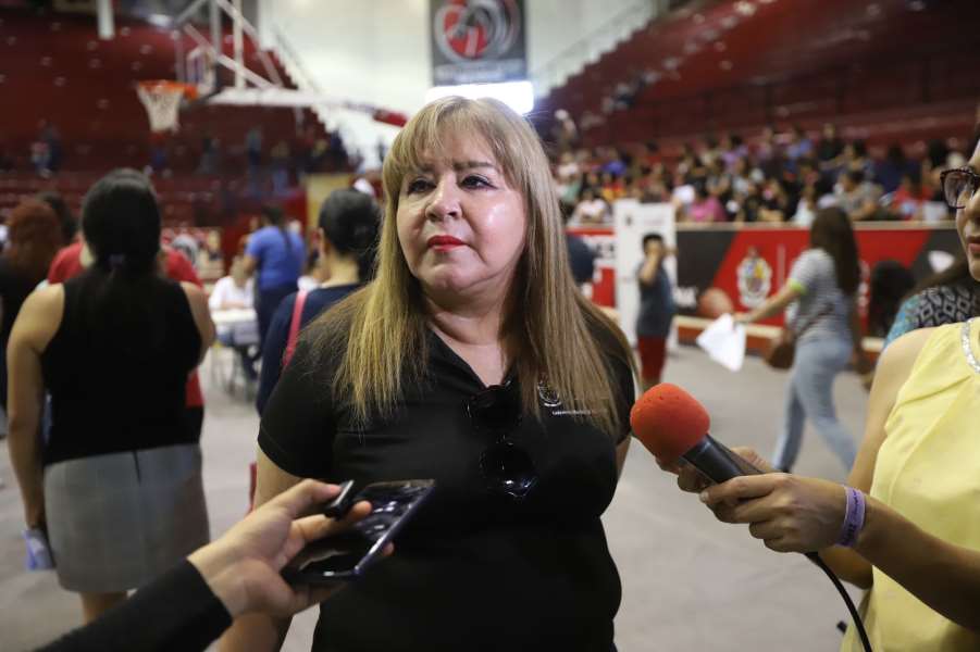 Arrancó Educación segunda entrega de becas escolares en el Gimnasio Josué Neri Santos