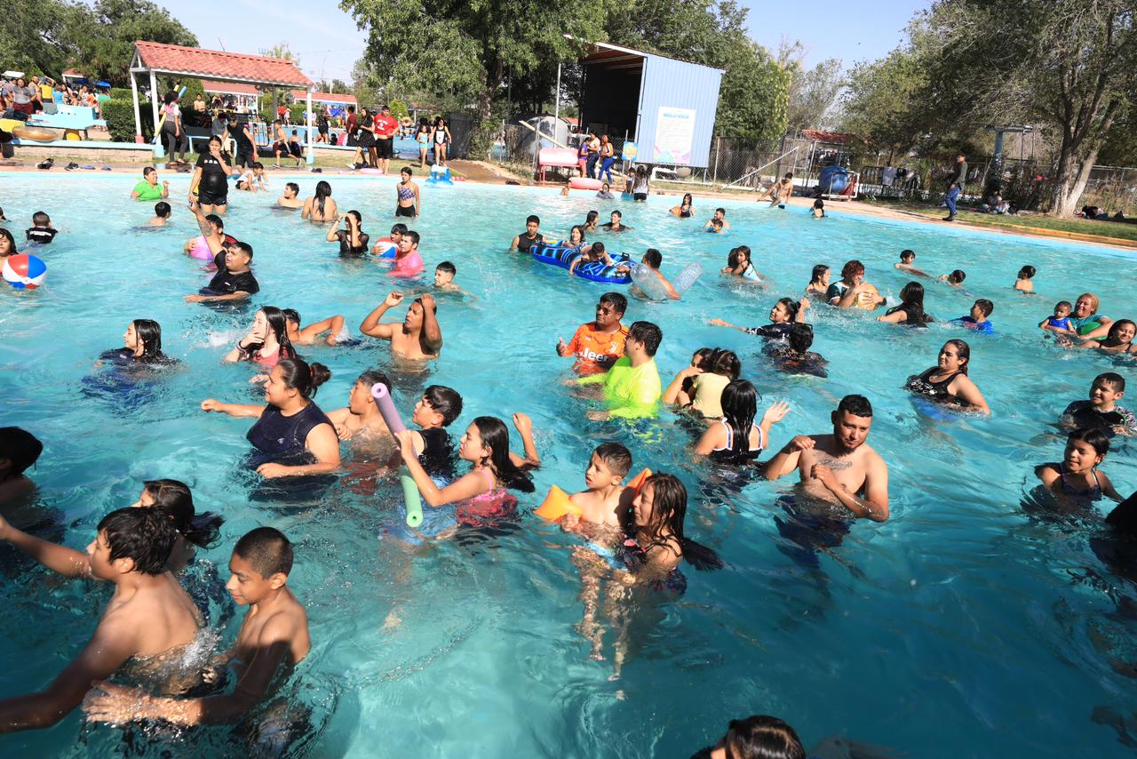 Aprovechan juarenses y abarrotan entra gratis a alberca DIF