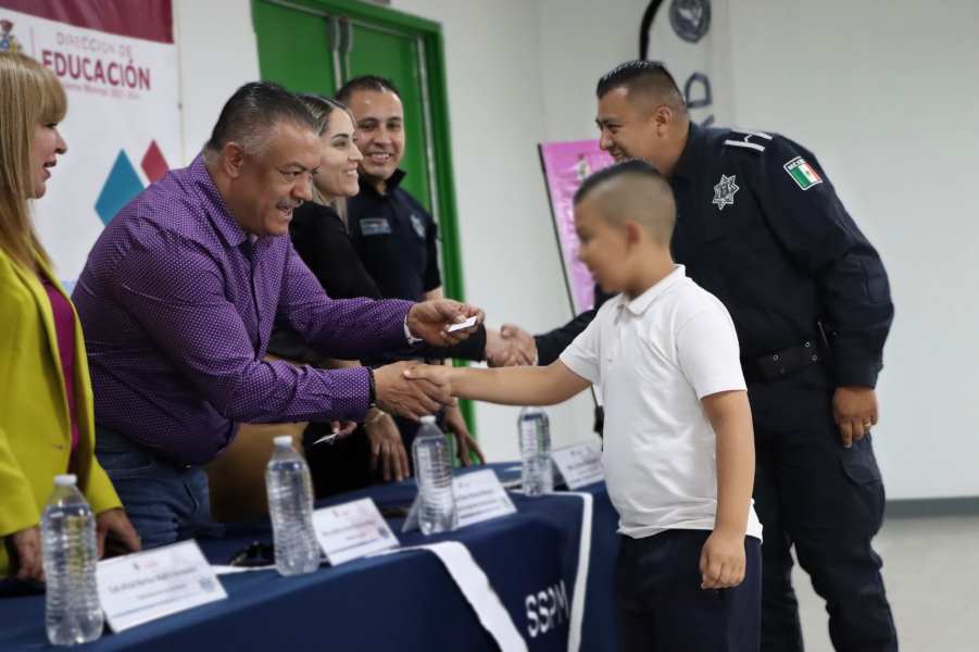 Hijos de policías reciben beca de equidad
