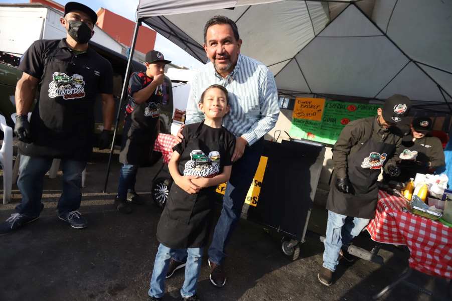 Acudió Presidente Municipal una “Bandido Burguers”