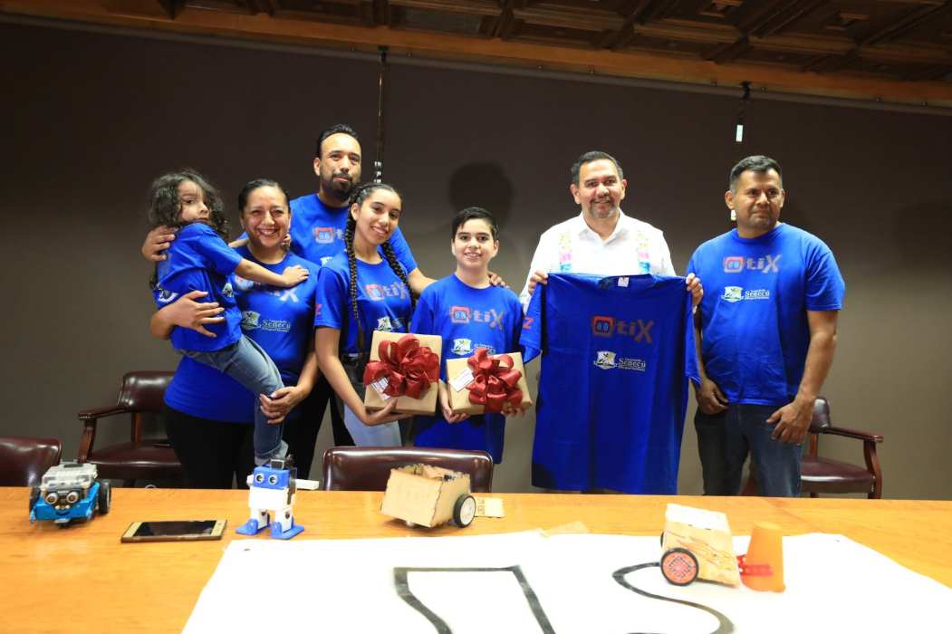 Reconoce alcalde a niños que ganaron concurso internacional de robótica