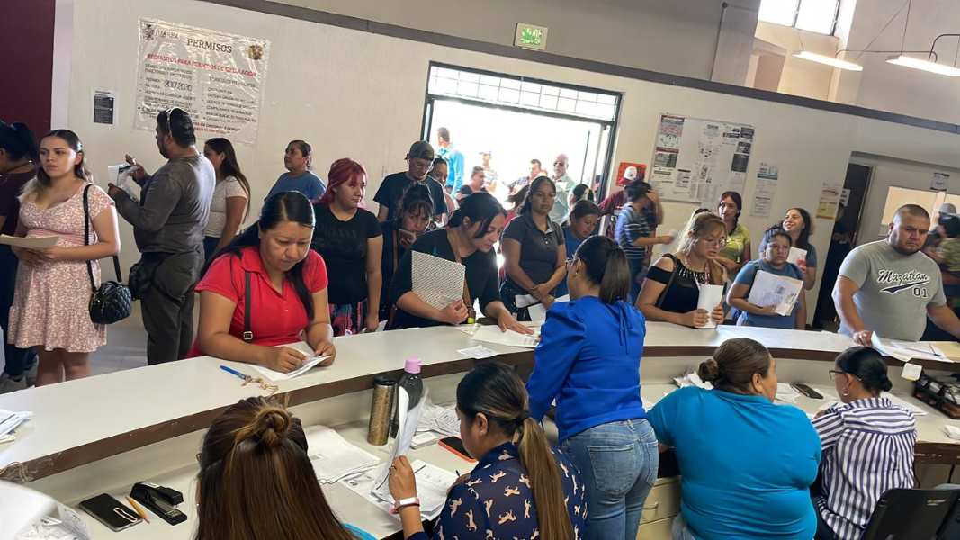 Continua entrega de becas escolares por el municipio