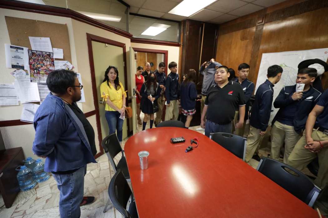 Visitan estudiantes Presidencia Municipal para conocer su funcionamiento