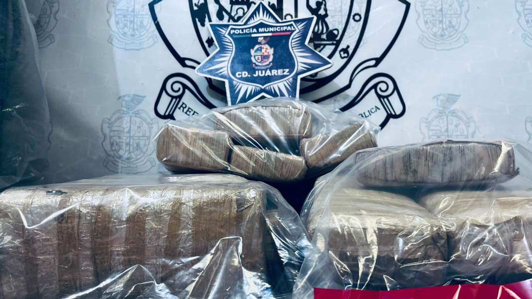 Detienen a sujeto en poder de 20 paquetes con marihuana y dos armas de fuego