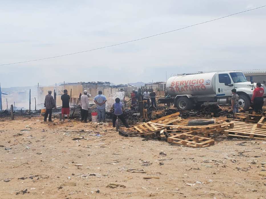 Trabajadores de pipas de la JMAS ayudan a extinguir incendio