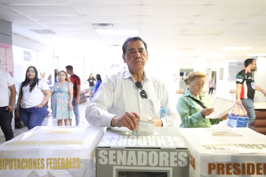 Acudió Presidente Municipal en funciones a votar en casilla especial en el Parque Central