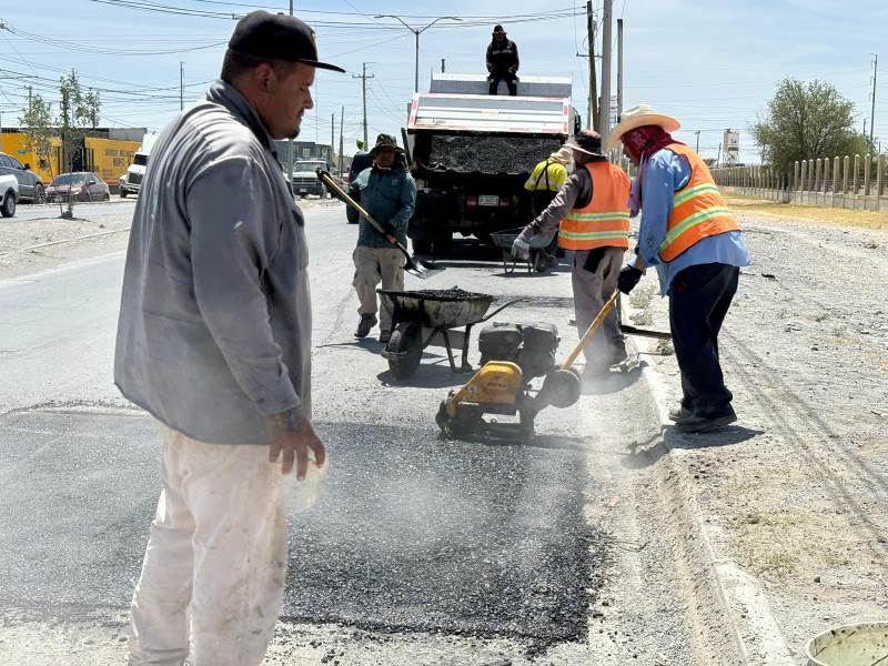 Realizan trabajos de bacheo en la calle Barranco Azul