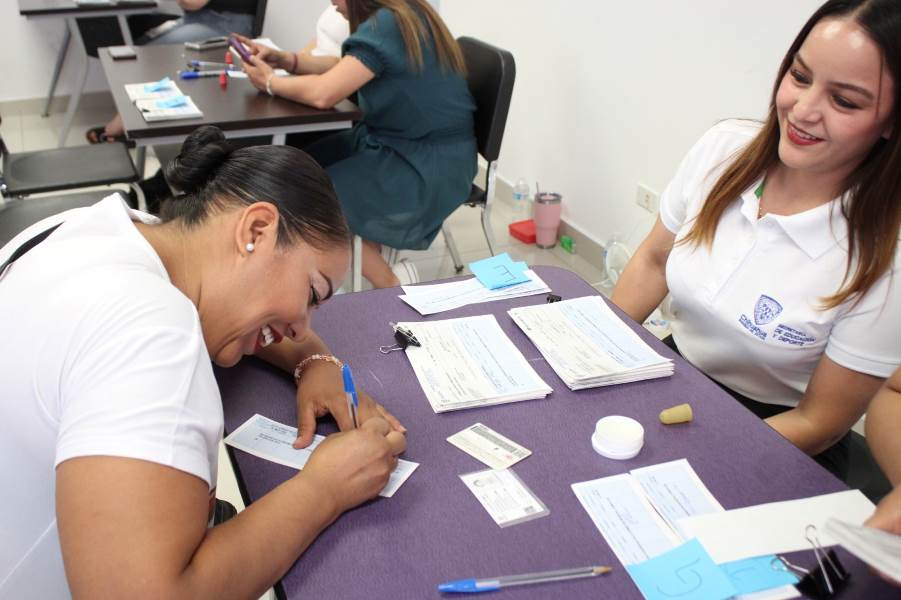 Estudiantes de Juárez reciben becas escolares