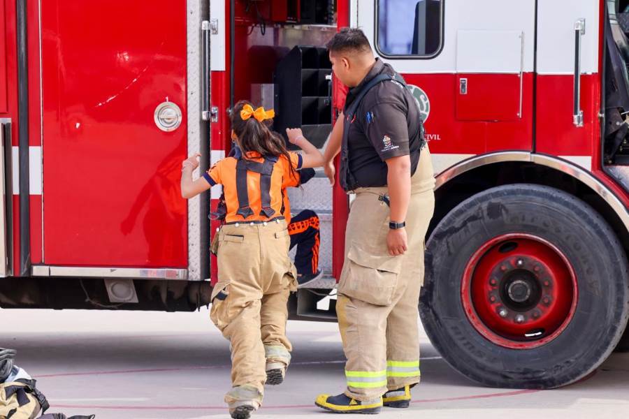 Bomberos participan en programa Cruzando Sonrisas de DIF Municipal
