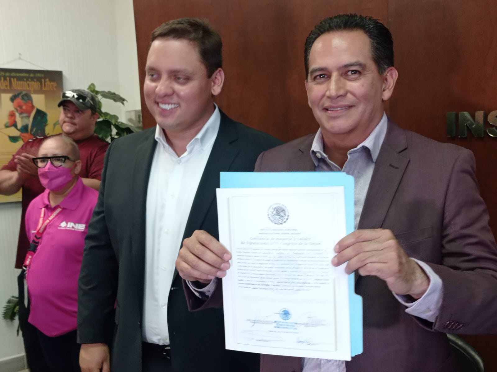 Se consolidan esfuerzos de campaña con entrega de constancia en el distrito federal 04.