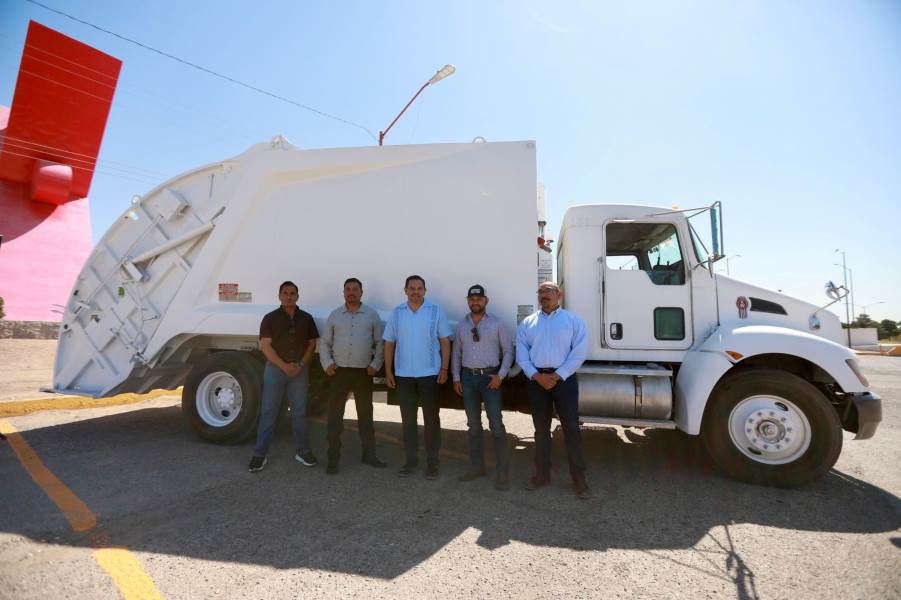 Entrega Presidente Municipal camión recolector de basura a Bocoyna