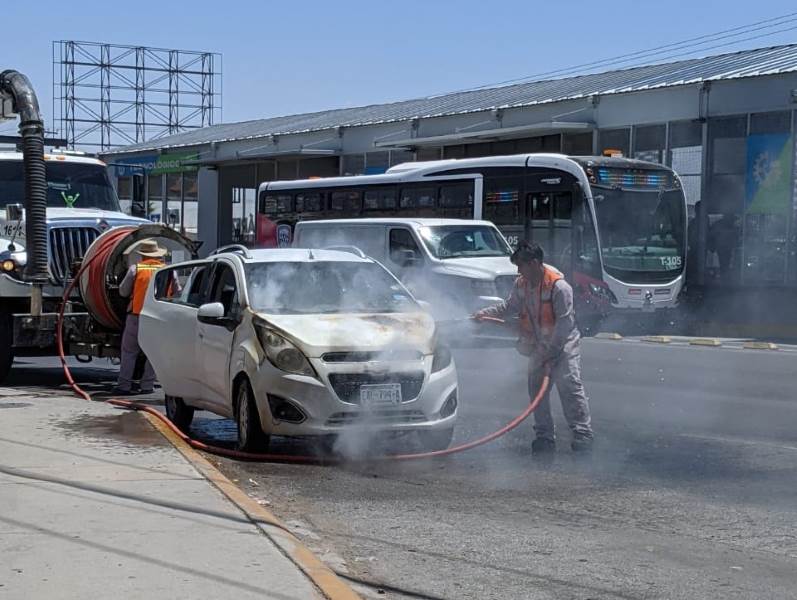 Empleados de la JMAS ayudan a apagar vehículo incendiado