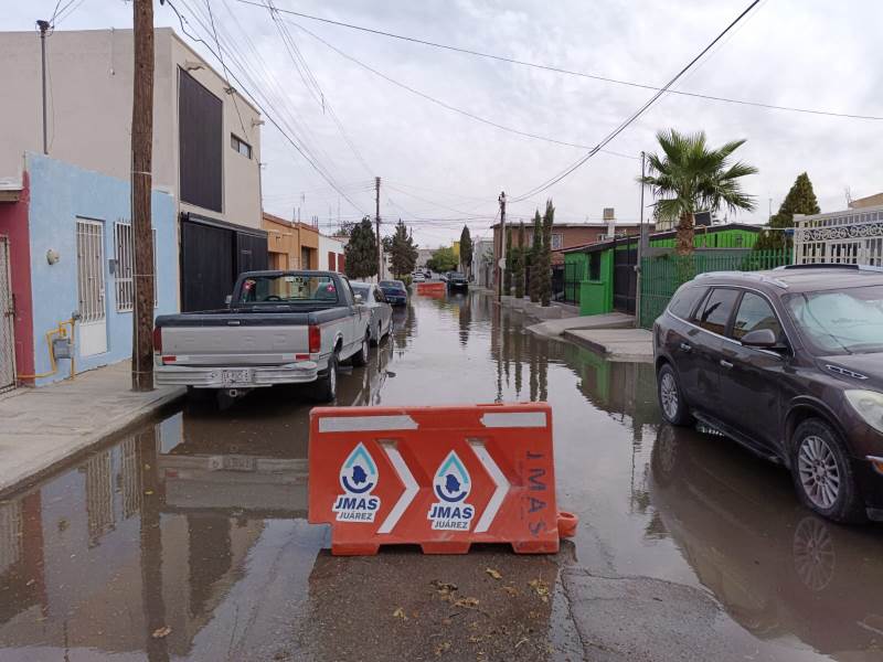 Atiende la JMAS fuga de agua en calle Arturo Tolentino