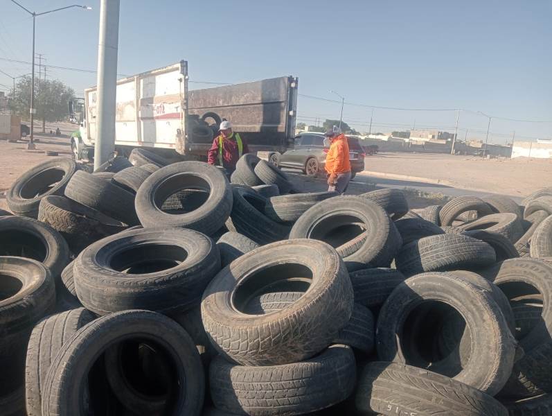 Utilizan calle del sur oriente para desecho de llantas