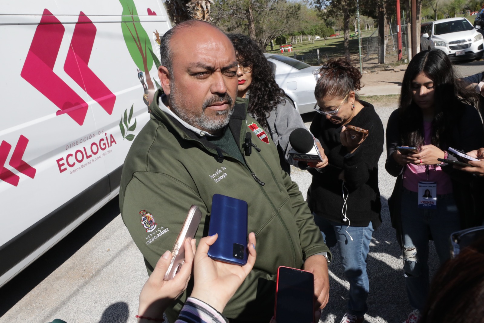 Llama Ecología a la adopción de mascotas.