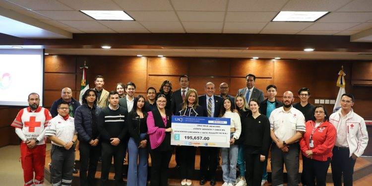 Entregan donativo de alumnos de la UACJ a Cruz Roja Mexicana