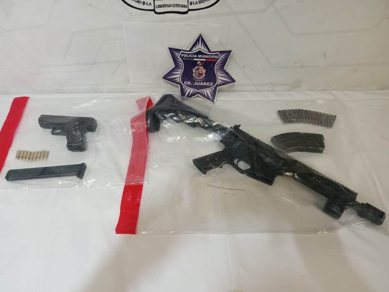 Aseguran dos armas de fuego y detienen a dos sujetos