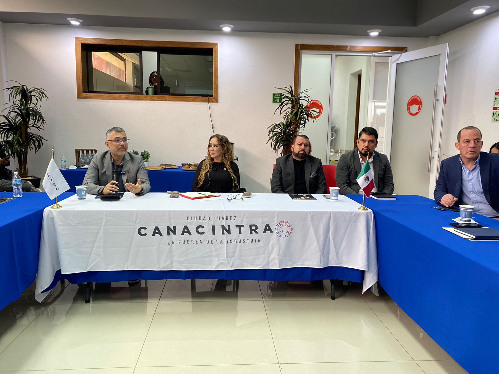 Atienden empresarios sesión informativa sobre préstamos para compra de equipo.