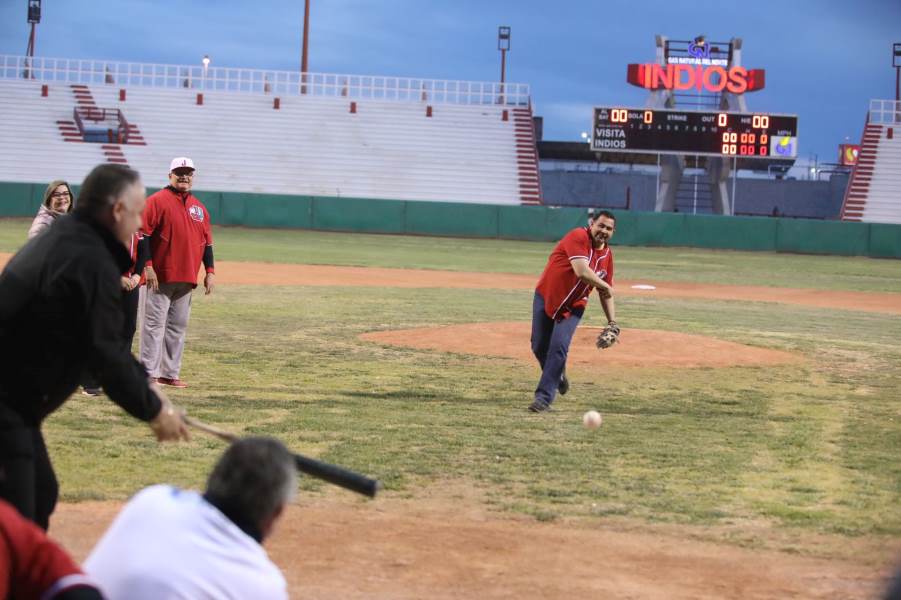 Lanzó alcalde primera bola en partido de Indios de Juárez vs Charros de Jalisco