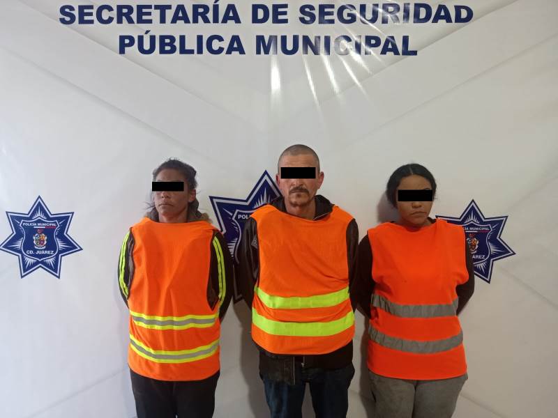 Detienen a tres personas que desmantelaban vehículos con reporte de robo