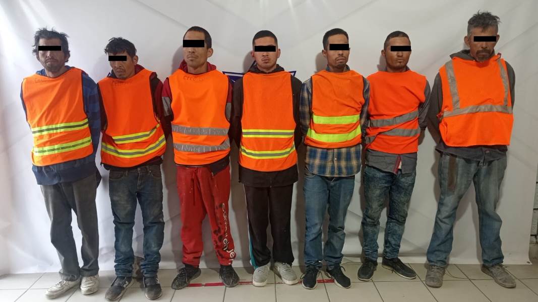 Los agarran desmantelando vehículo robado