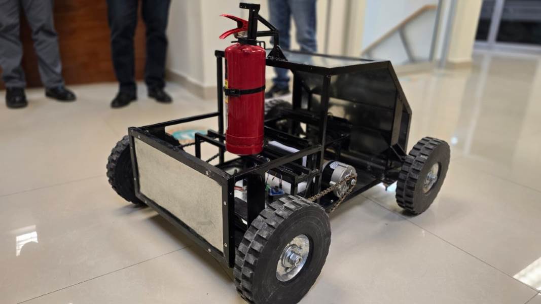 Estudiantes de la UTCJ crean robot bombero