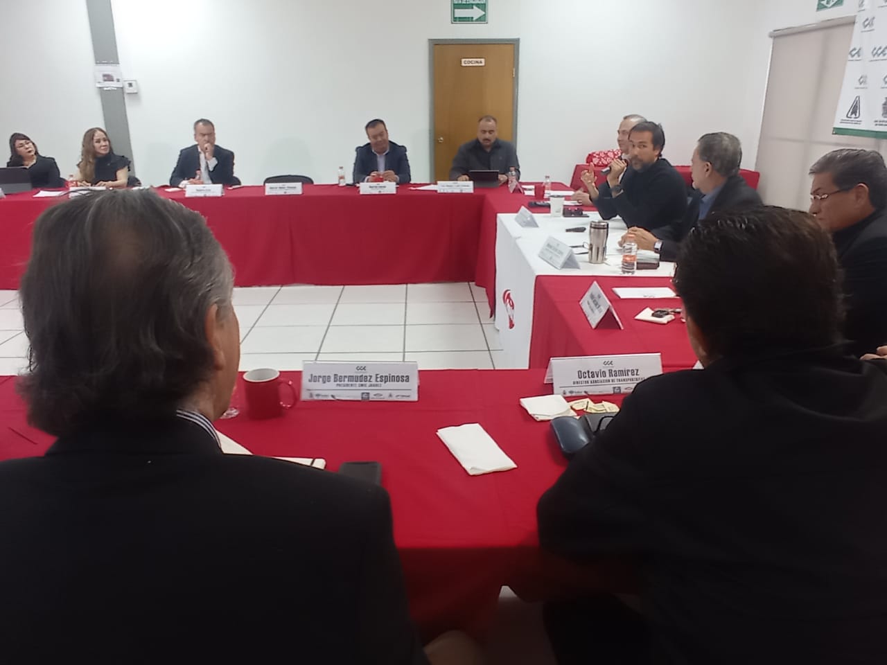 Confían empresarios en que alcalde logre subsidio para tarifas de electricidad durante el verano.