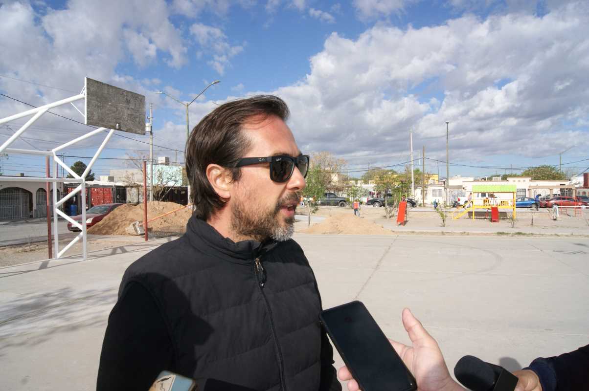 Supervisan avance de obras de remodelación de parque.