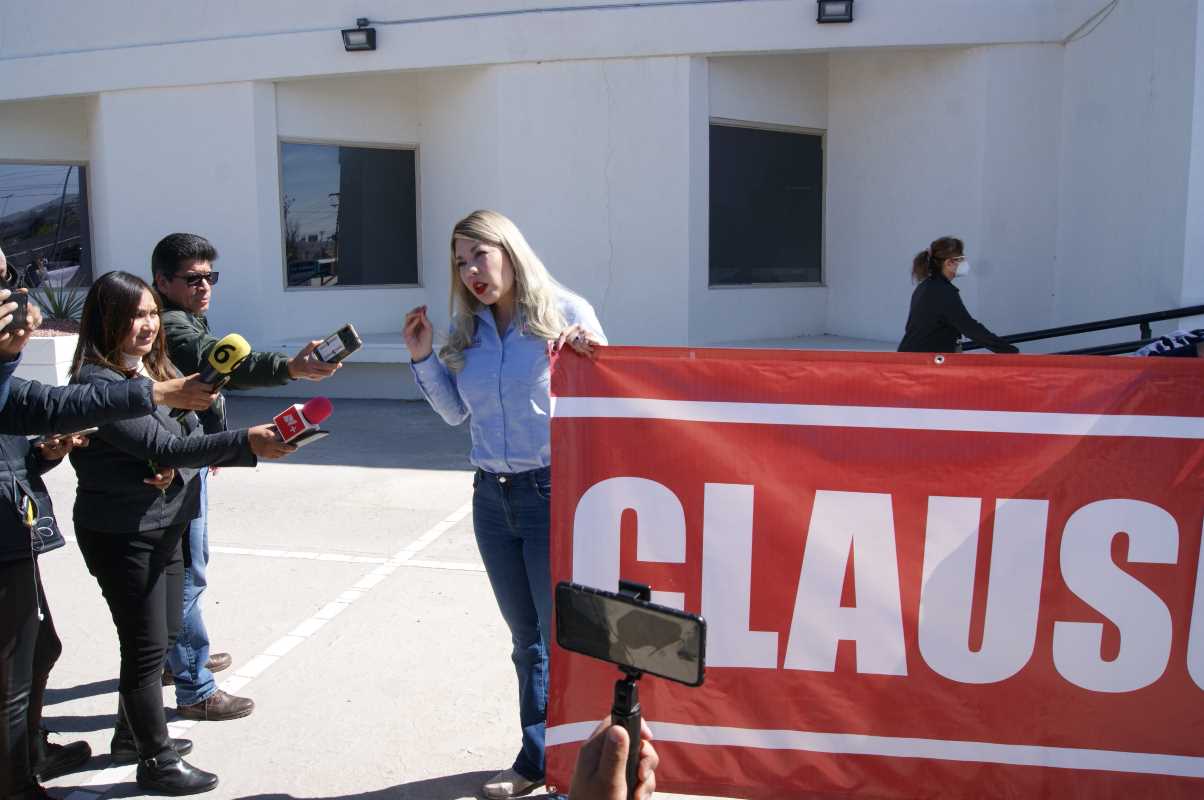 Diputada clausura de forma simbólica las oficinas de la CFE, en demanda de subsidios para el verano.