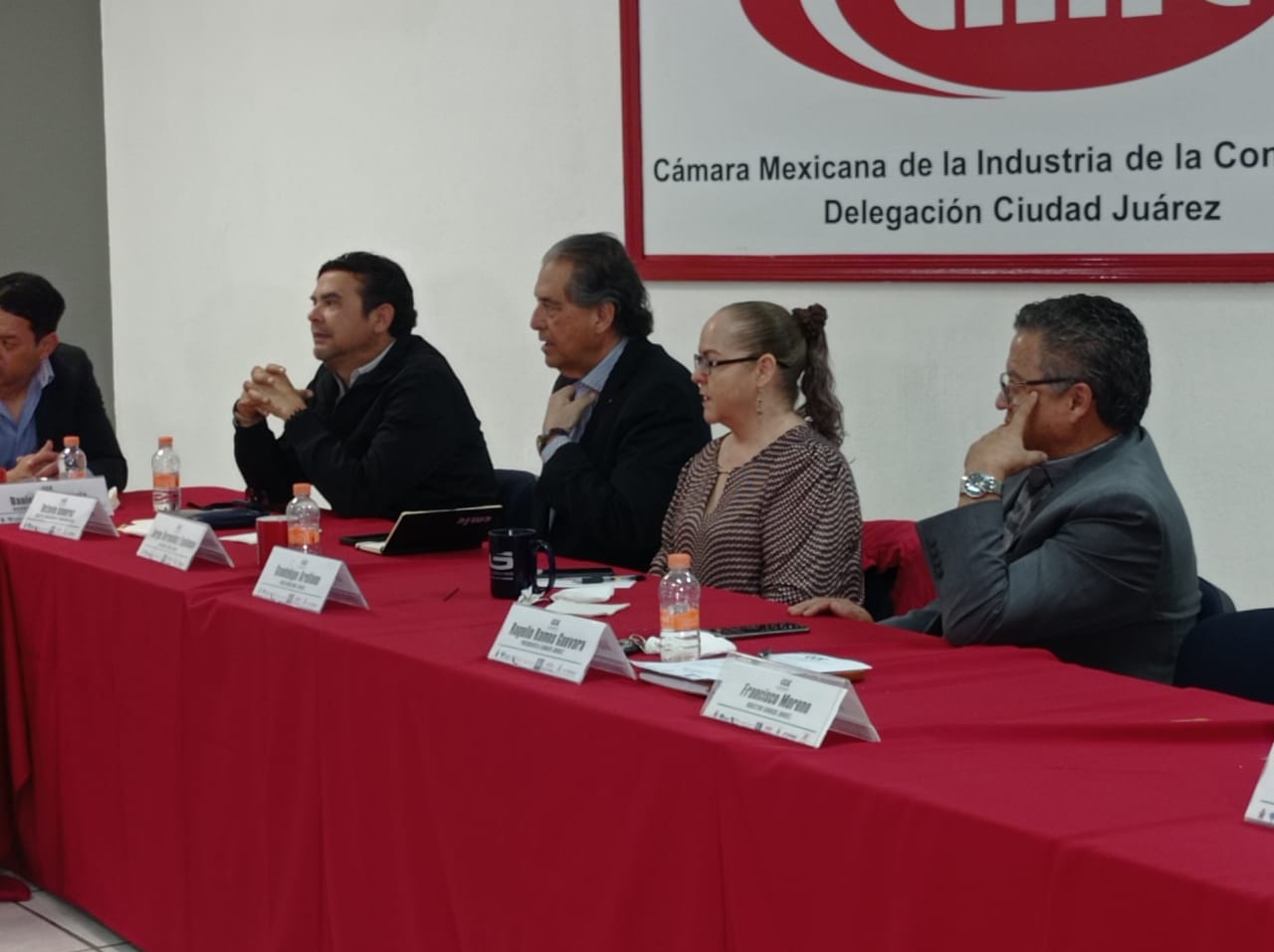 Pese a rechazos, insisten empresas en ofrecer empleo a migrantes.