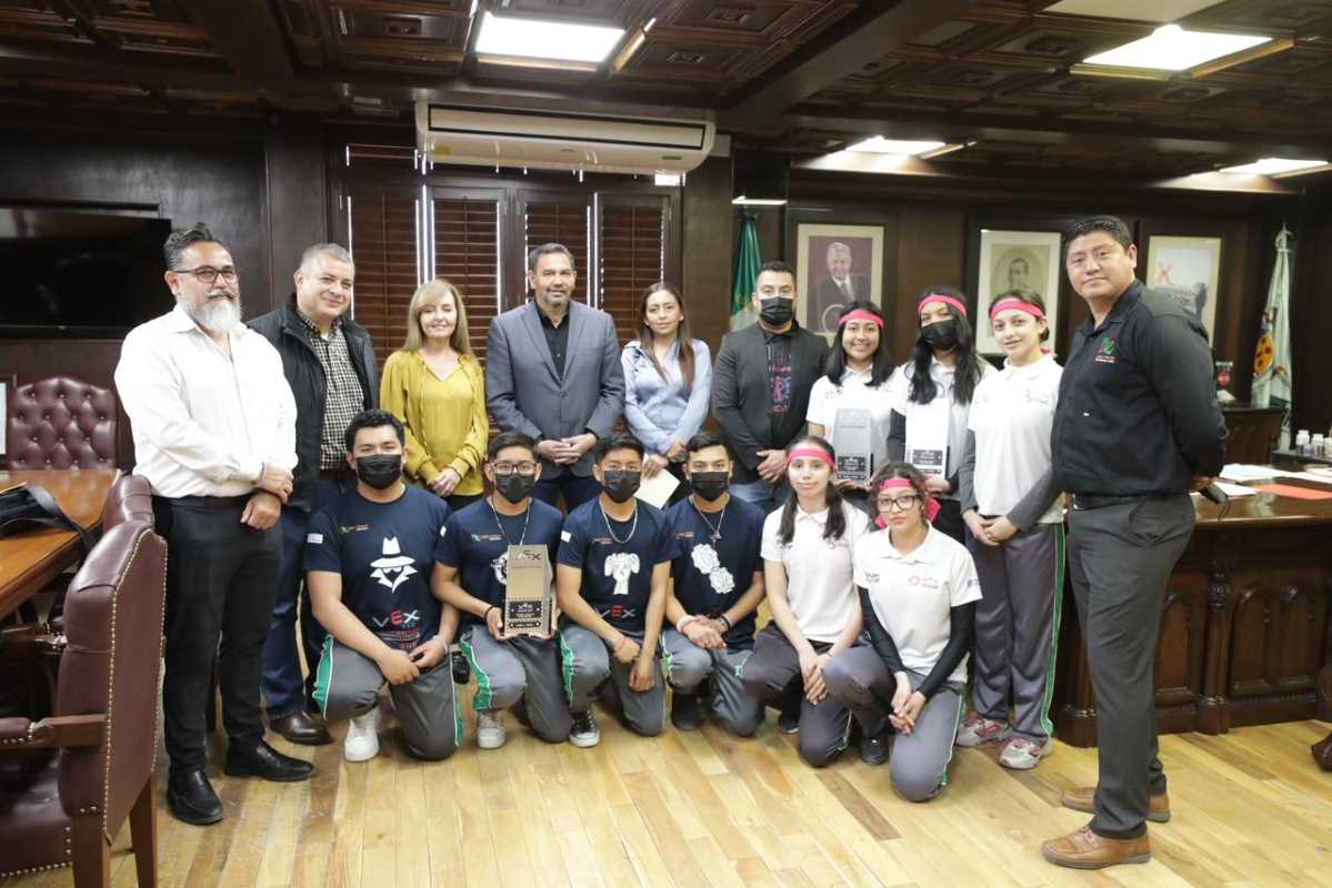 Apoya alcalde a estudiantes que participarán en Concurso Mundial de Robótica