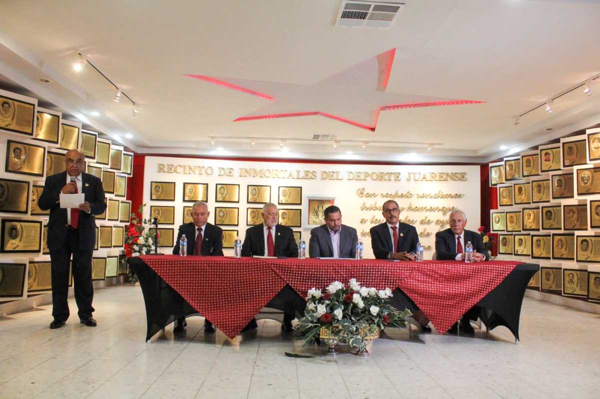 Toma Alcalde protesta a la nueva mesa directiva del Salón de la Fama del Deportista Juarense