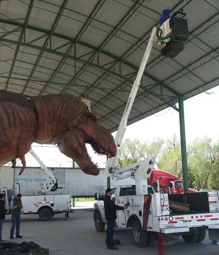 Trabaja Servicios Públicos en instalación de luminarias en el Parque del DIF