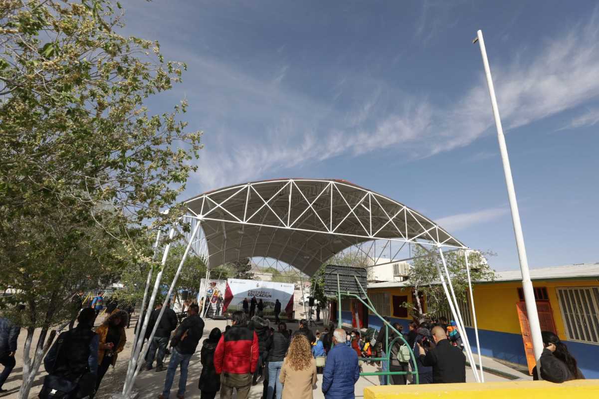 Continúa alcalde entregando domos a escuelas