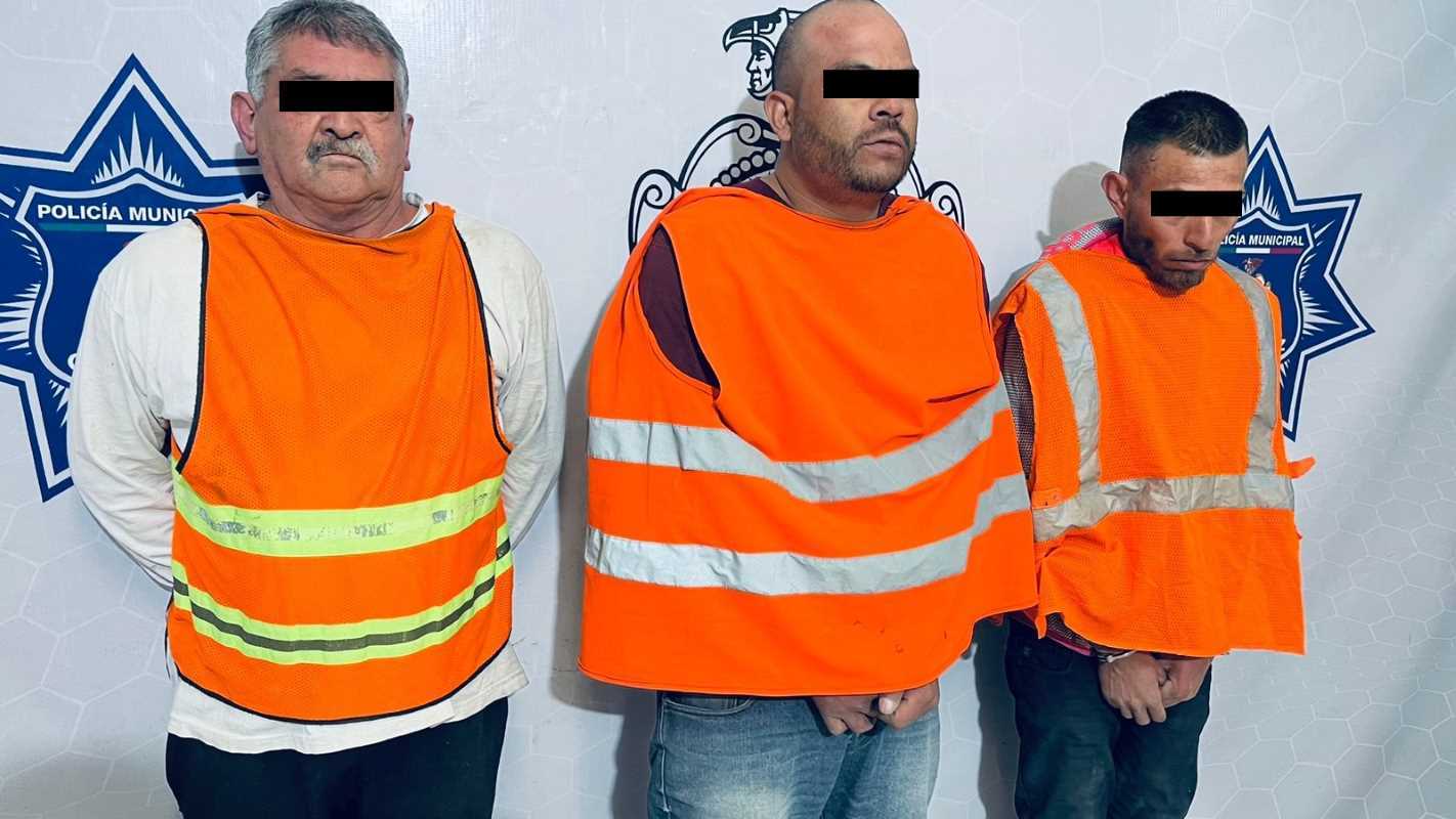 Detienen a tres sujetos que remolcaban vehículo robado