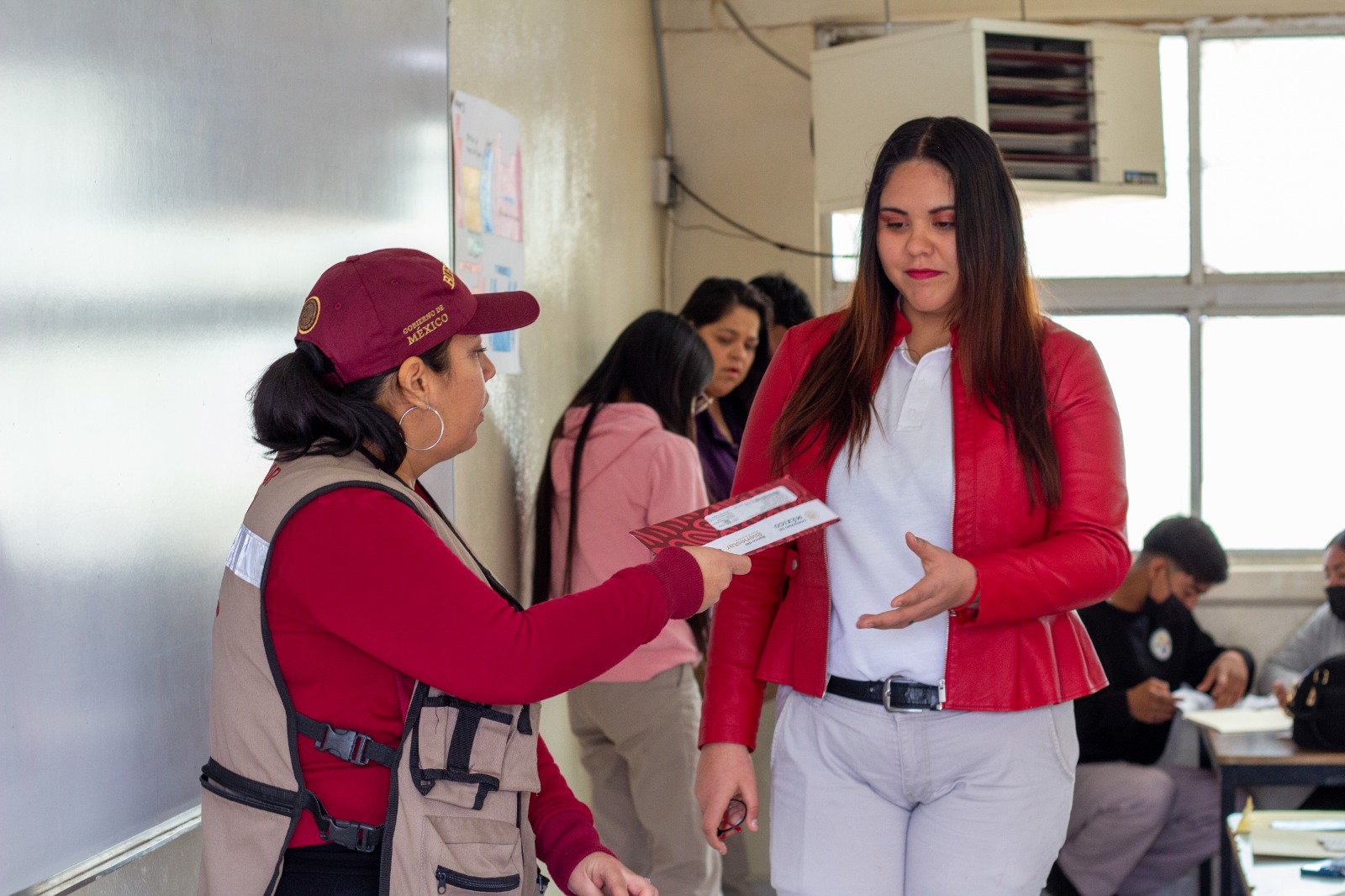 Refuerza Bienestar reparto de tarjetas a estudiantes de nivel medio superior.