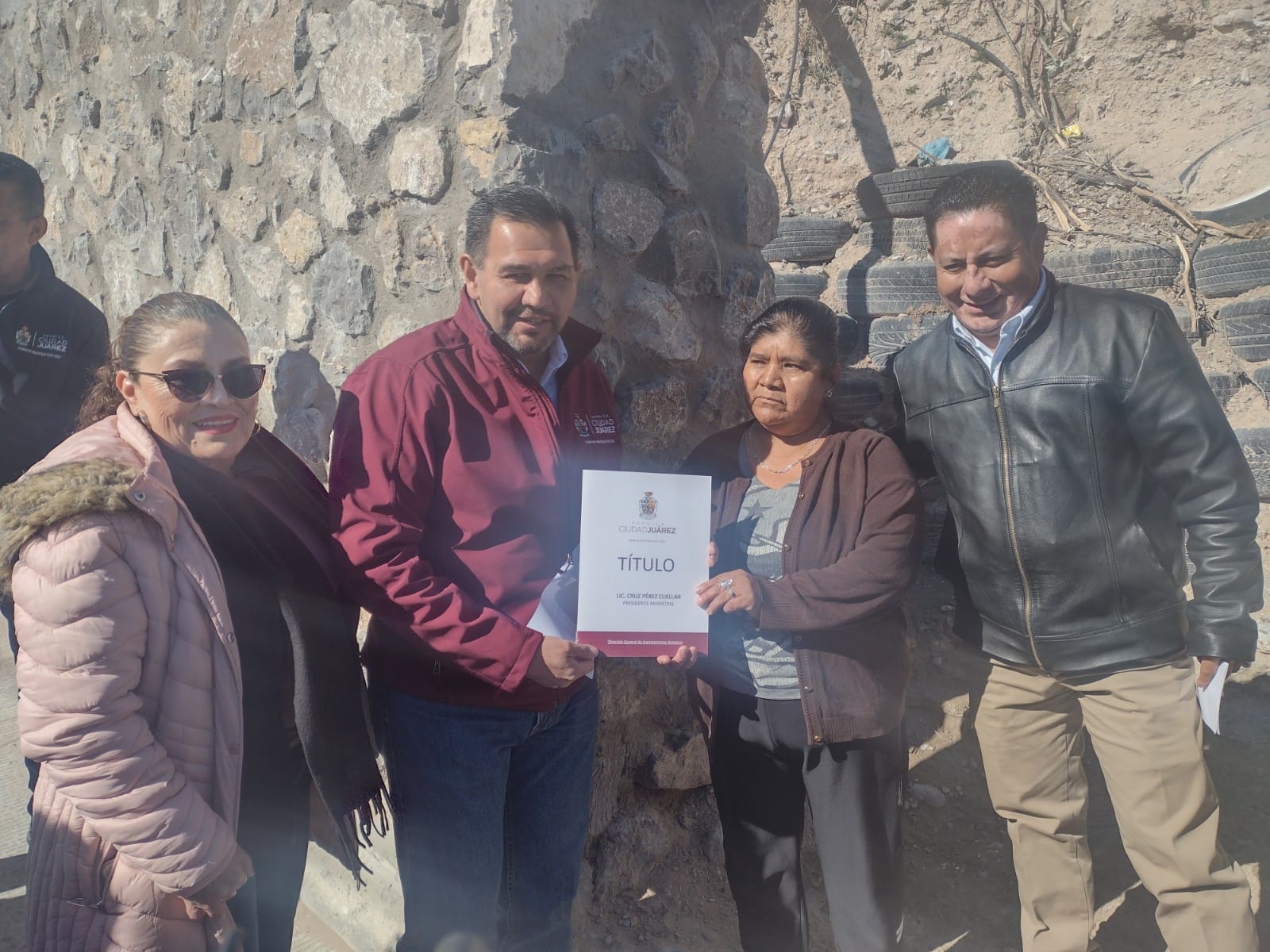 Dan certeza jurídica a propietarios de predios con entrega de títulos.