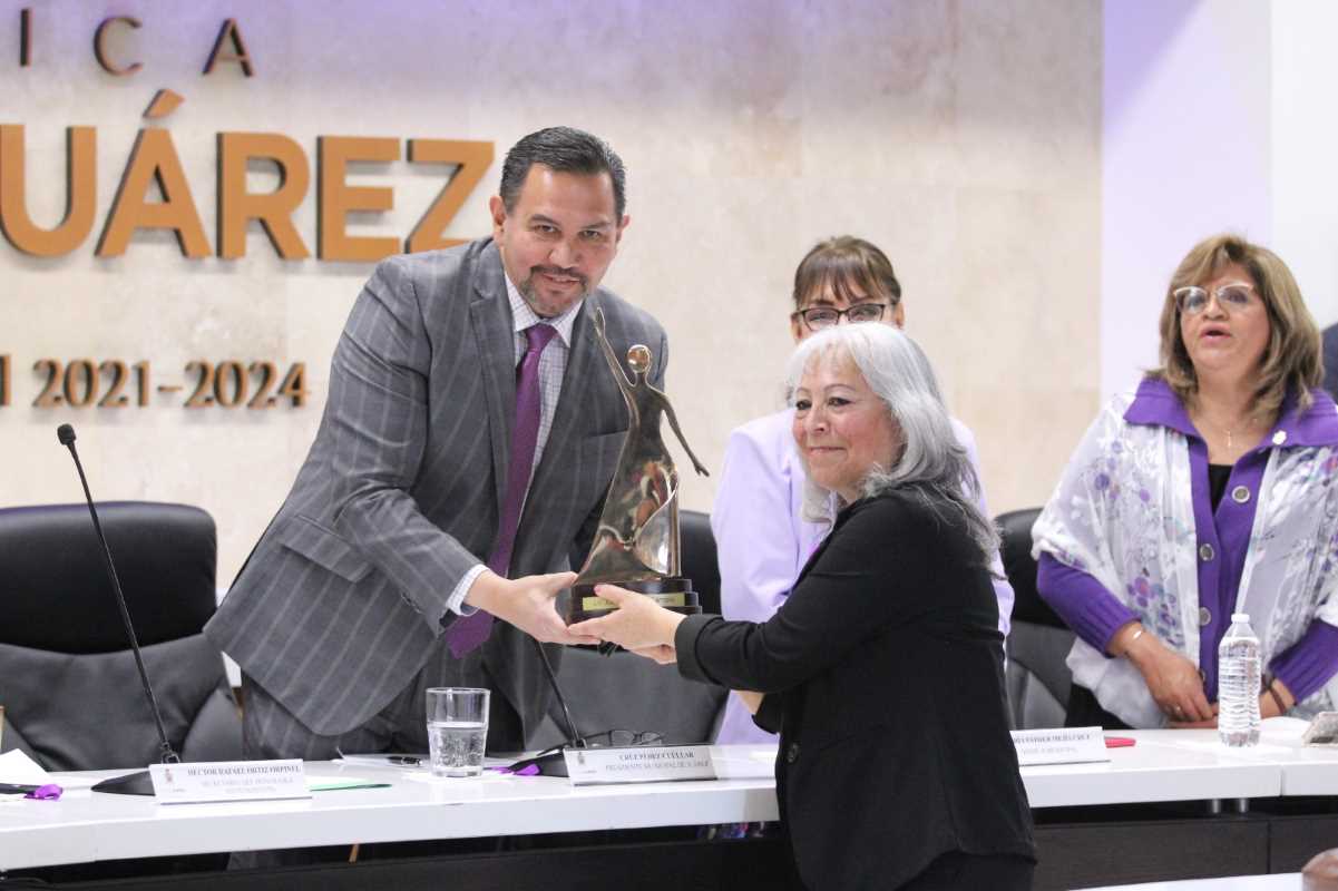 Otorga municipio presea Kirá a la activista Judith Galarza.