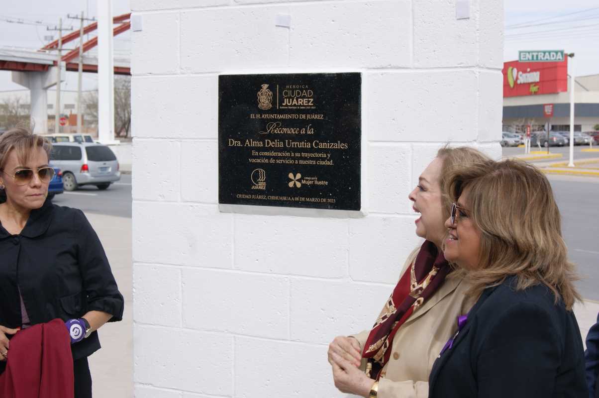 Rinden homenaje a Alma Delia Urrutia con placa en la Rotonda de las Mujeres Ilustres.