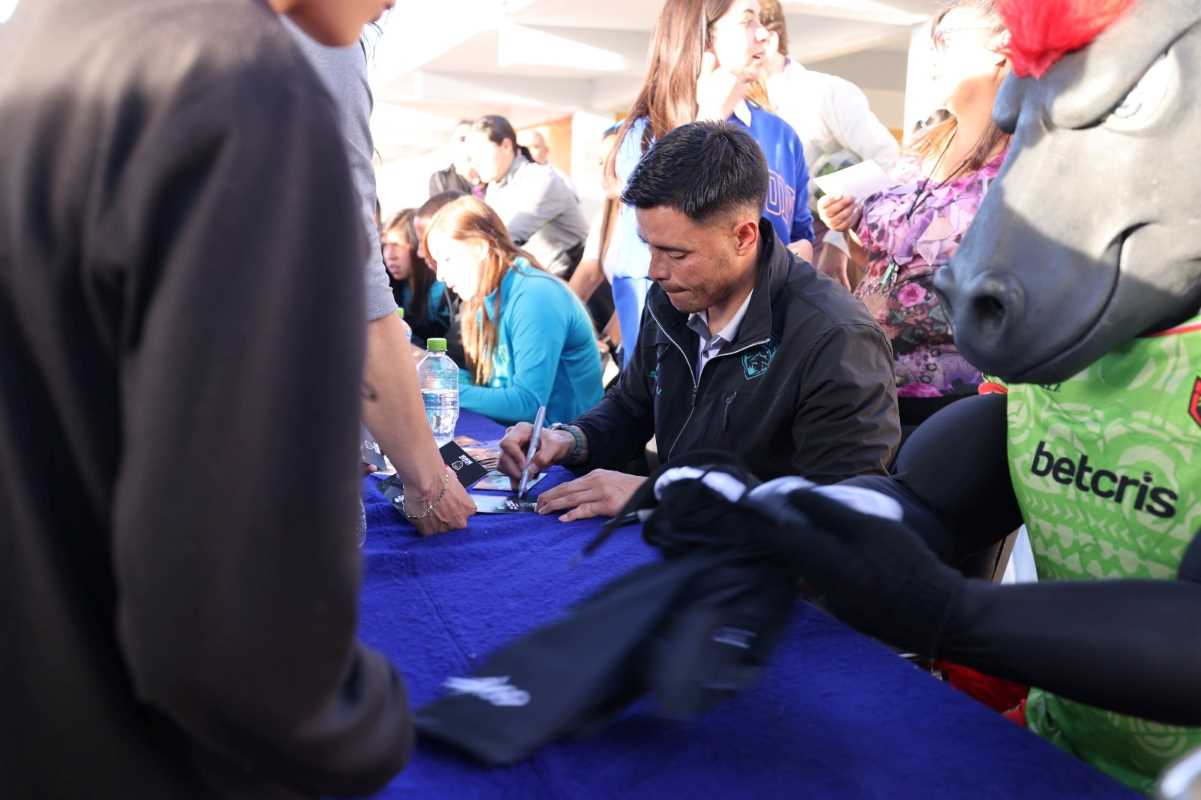 Fomentan educación y el deporte con gira DIF y FC Bravos