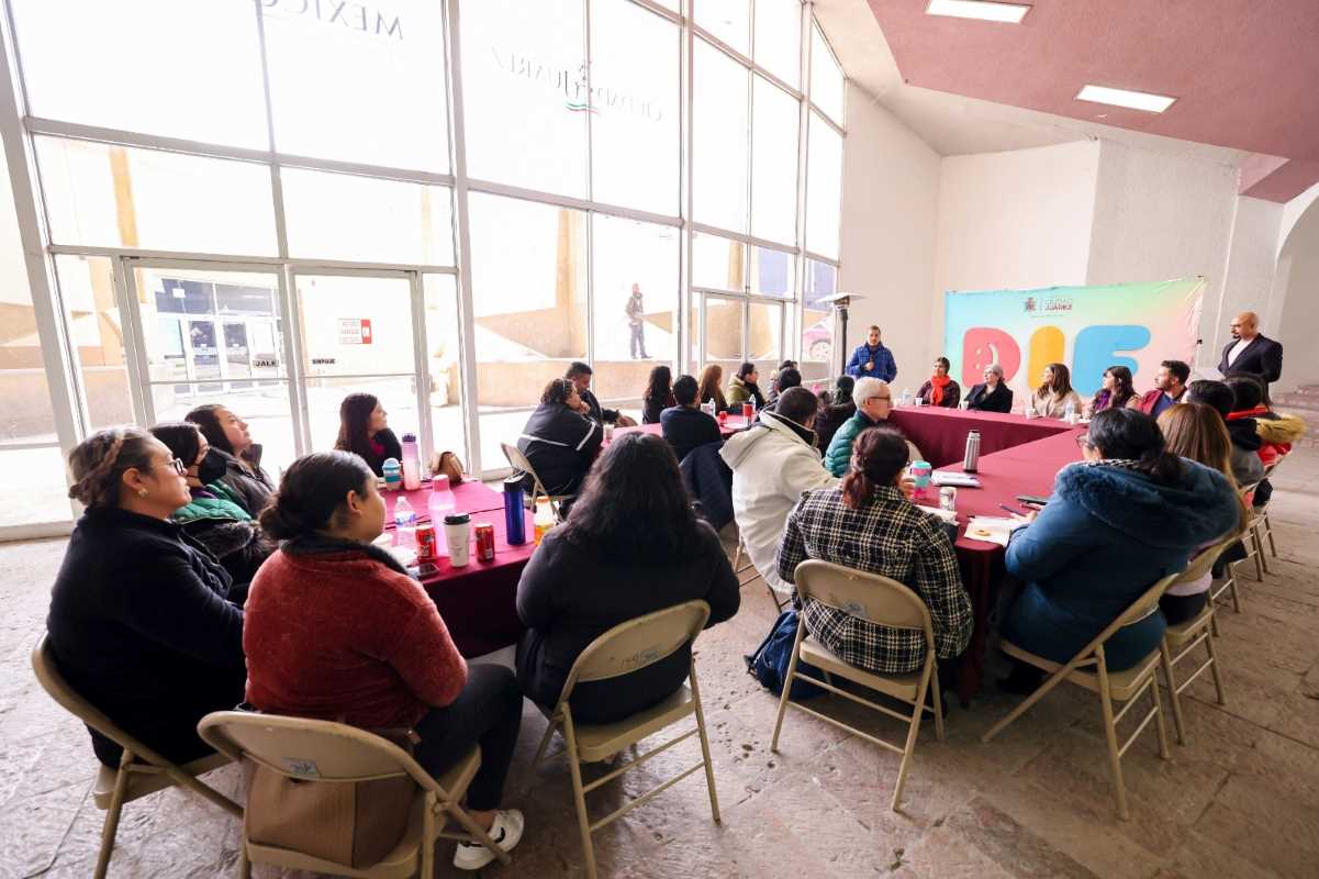 DIF entregó apoyos económicos a familias juarenses para el cuidado de sus hijas e hijos