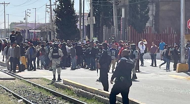 Agreden migrantes a personal del INM durante operativo en hotel del Centro.