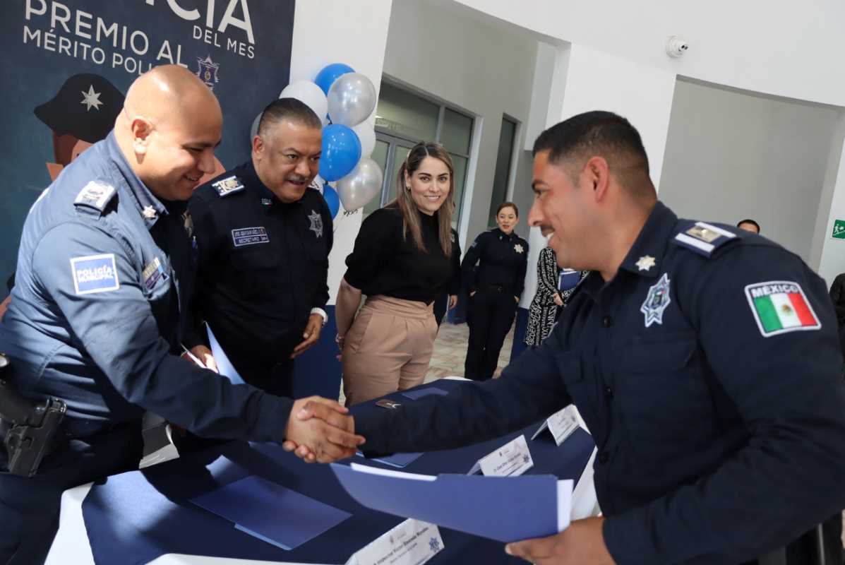 Agentes destacados reciben reconocimiento como “Policía del Mes”