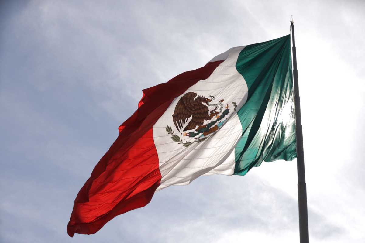 Realizan el tradicional izamiento de bandera